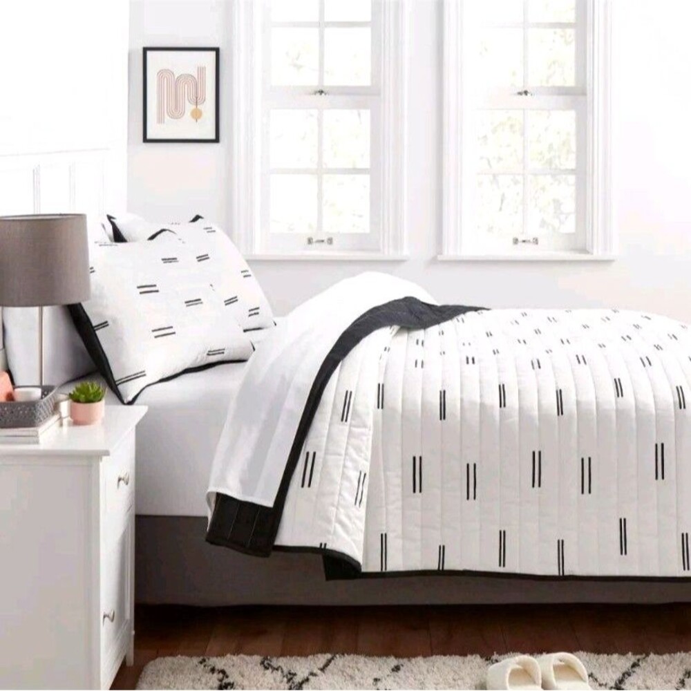 QUILT Full/Queen Satin White/Black Room Essentials Midweight Sateen Coverlet NEW